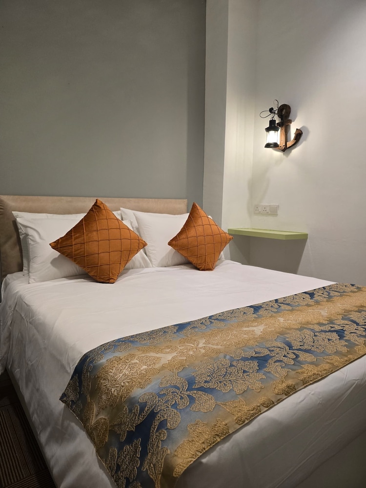Twin Room, 1 Queen Bed, Housekeeping photo 2