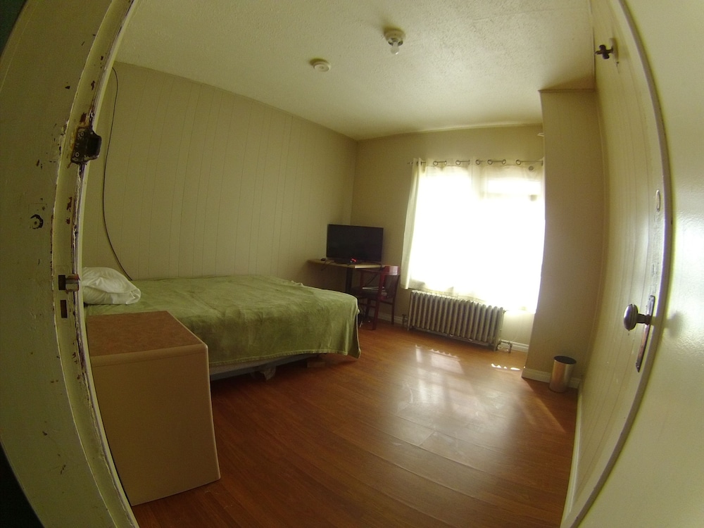Single room, 1 queen bed (bathroom possibly shared with 2 other guests) photo 1