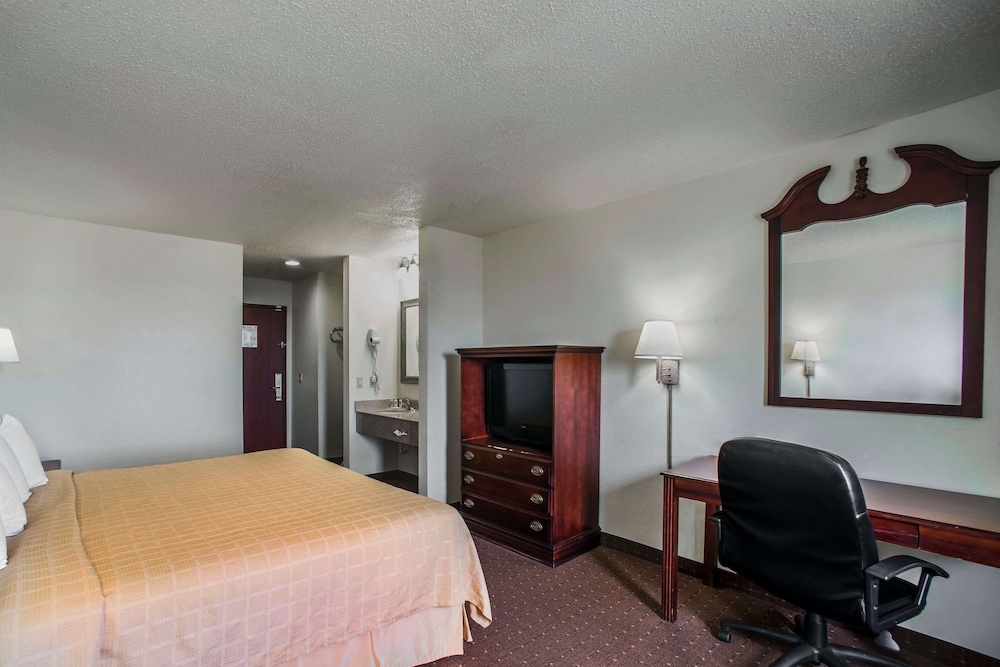 Standard Room, 1 King Bed, Non Smoking photo 3