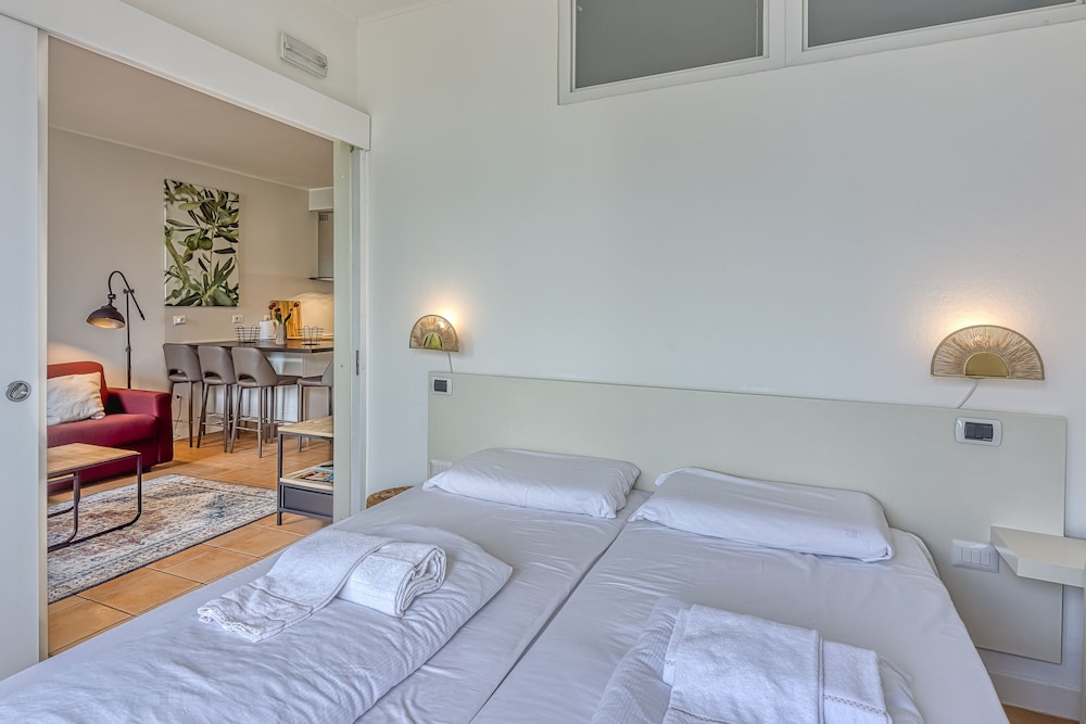 Family Apartment, 1 Bedroom, Lakeside (Porto Letizia S10 B1)