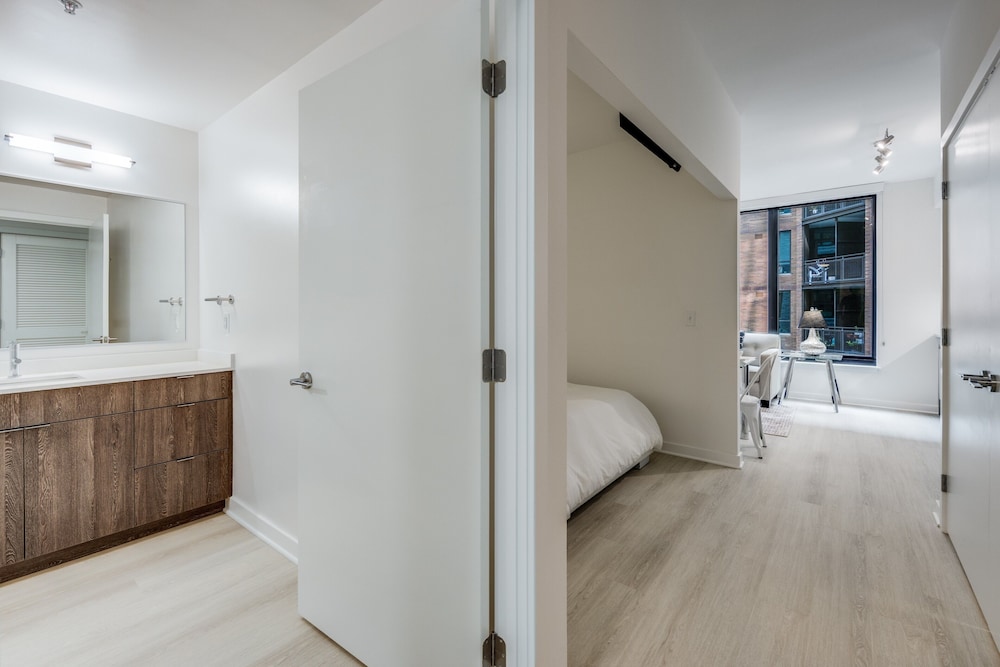 Luxury Apartment, 1 Bedroom (Room décor/layout/colors vary by unit) - Photo 7