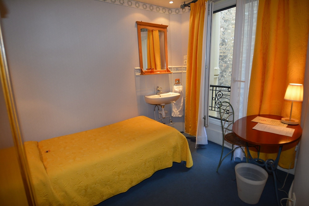 Single room with washbasin (Shared Shower for a fee, Shared WC)