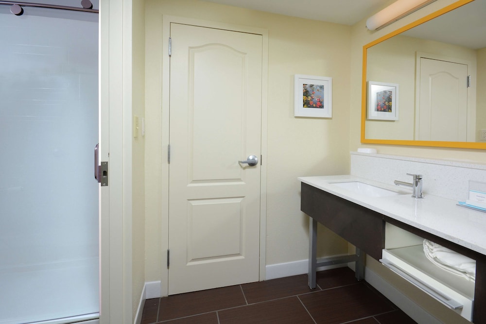 Suite, 1 King Bed, Accessible (Hearing) - Photo 3