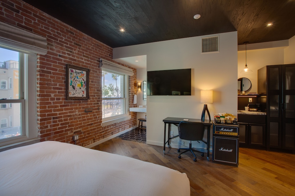Room, Oceanfront (XL) thumbnail 5