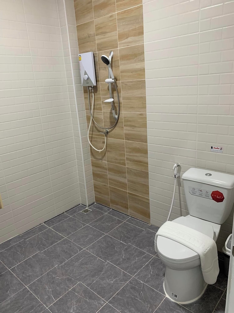 Standard Room, 1 King Bed, Private Bathroom photo 3