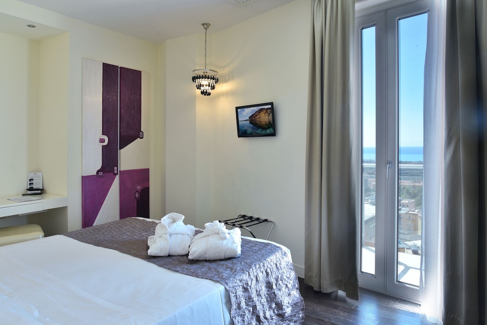 Classic Double or Twin Room - Photo 11
