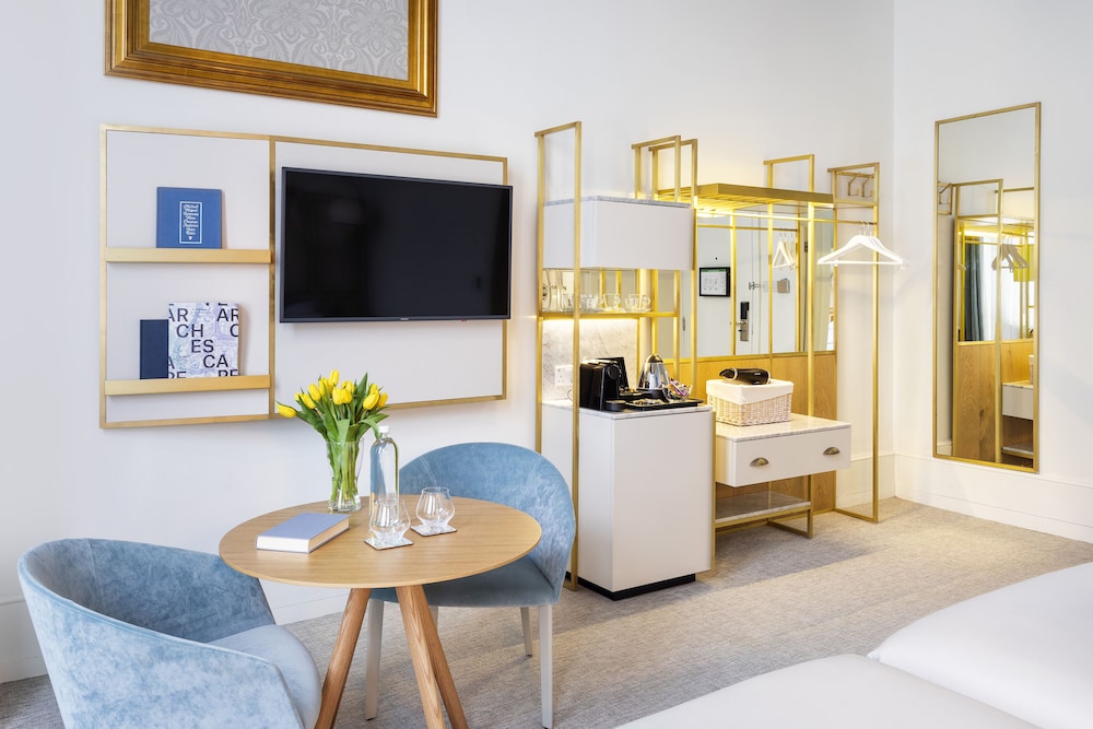 Premium King Room photo 3
