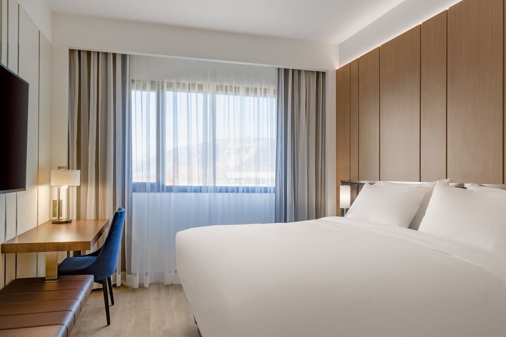 Room, 2 Twin Beds, City View