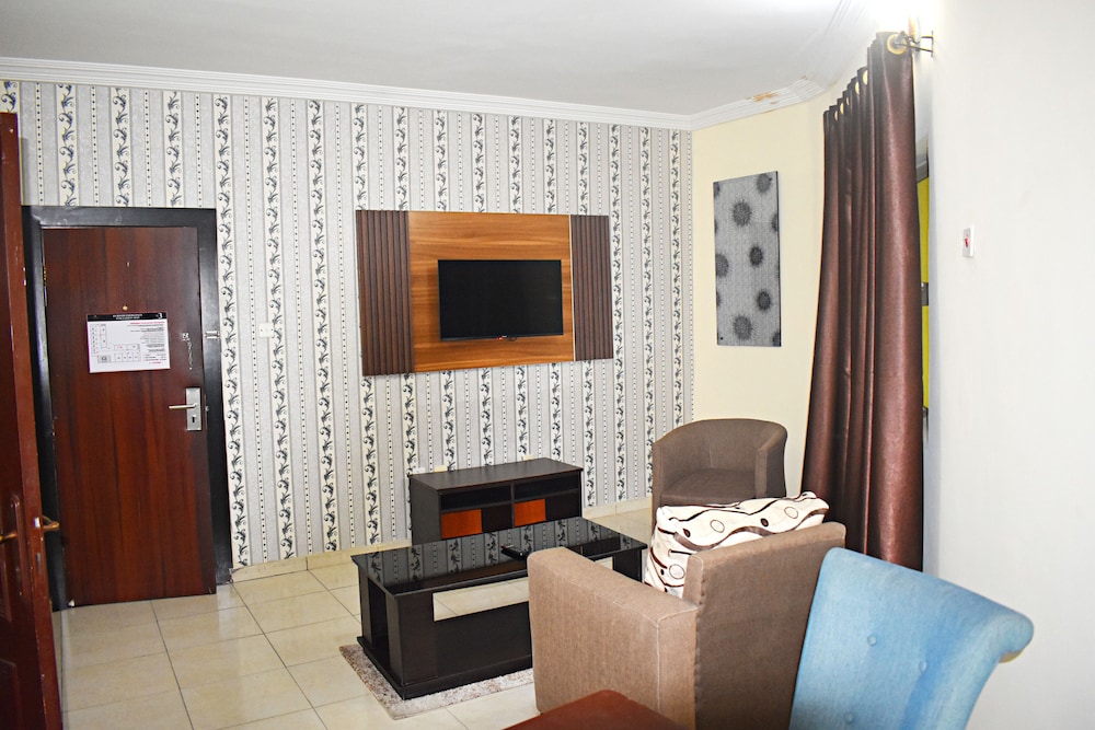Executive Suite - Photo 6