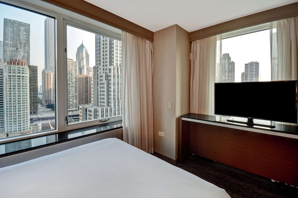 Premium Suite, 1 King Bed with Sofa bed, Non Smoking, Corner - Photo 2