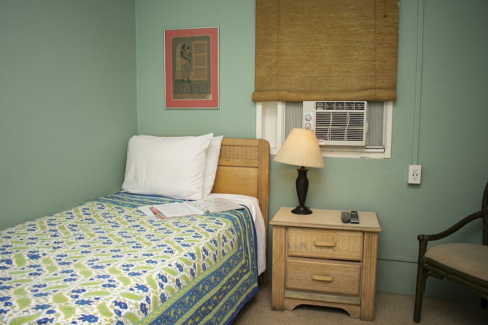 Single/Economy 1 Twin Bed (shared bath) photo 2