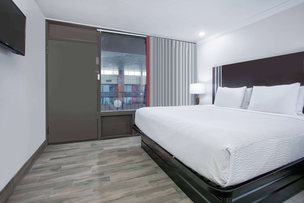 Room, 1 King Bed, Non Smoking, Pool View (Interior) - Photo 4
