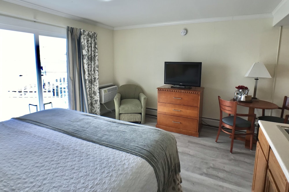 3rd Floor, Front Ocean View, 1 King Bed, Butlers Pantry, Private Deck photo 2