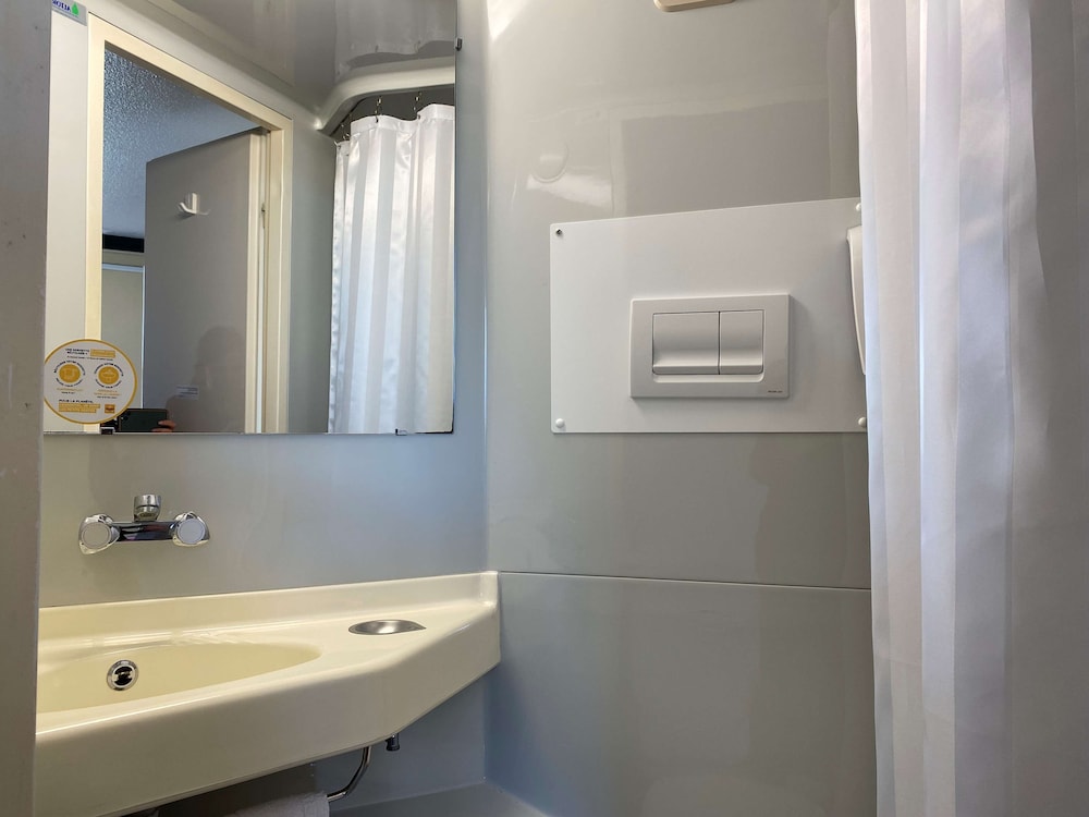 Standard Room, 3 Twin Beds - Photo 4