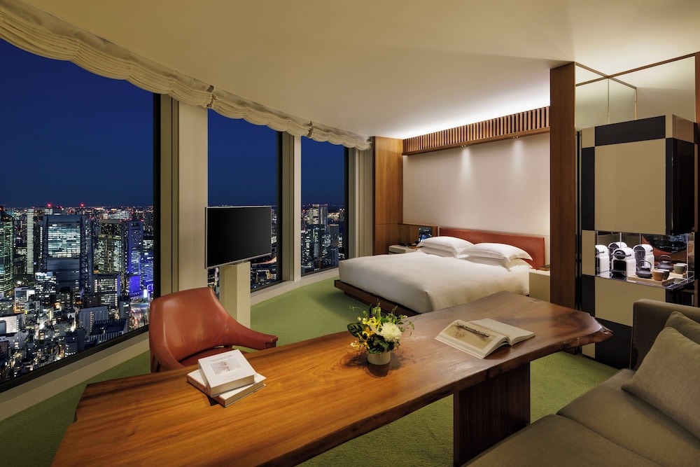 Deluxe Room, 1 King Bed thumbnail 5