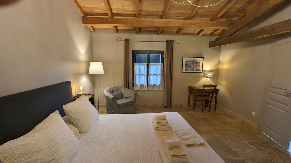 Deluxe Bungalow, 1 Queen Bed, Fireplace, Garden Area photo 3