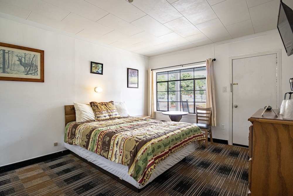 Queen Bed - Photo 1