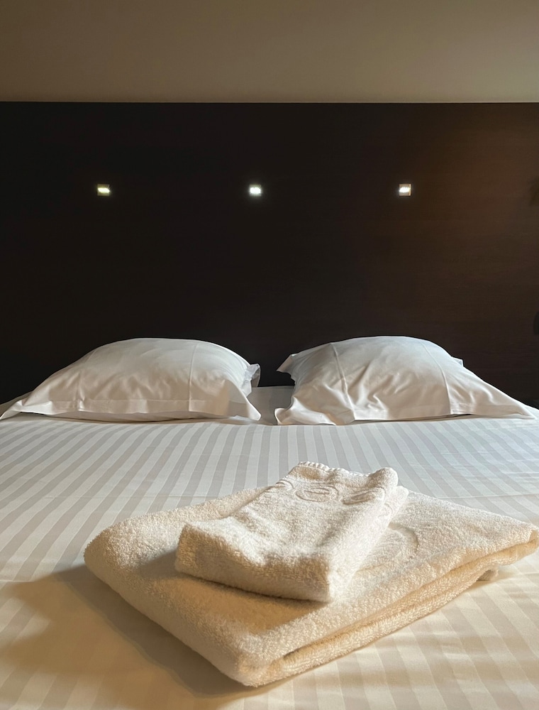 Standard Room, 1 Queen Bed, City View - Photo 1