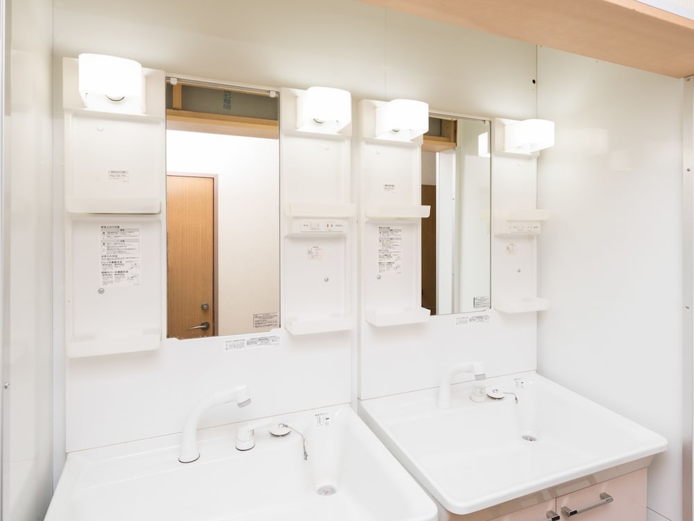 Western Room With Shared Washroom - Single (Smoking) photo 2
