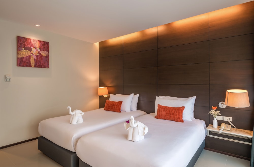 Deluxe Room, Pool View photo 3