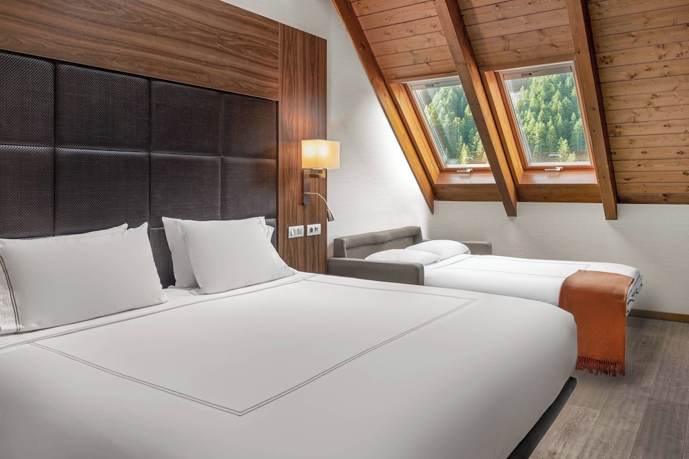 Deluxe Room, 1 King Bed with Sofa bed, Mountain View (Mountain View) photo 3