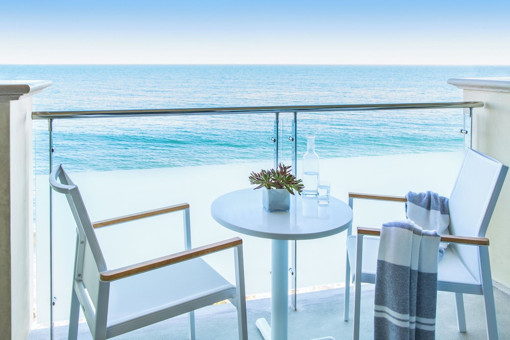 Premier Room, 1 King Bed, Balcony, Oceanfront (Fireplace) - Photo 4