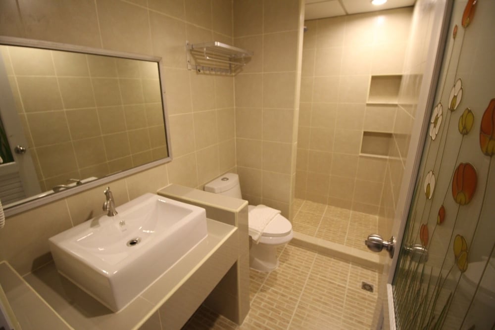 Basic Suite, Multiple Beds, Non Smoking photo 2