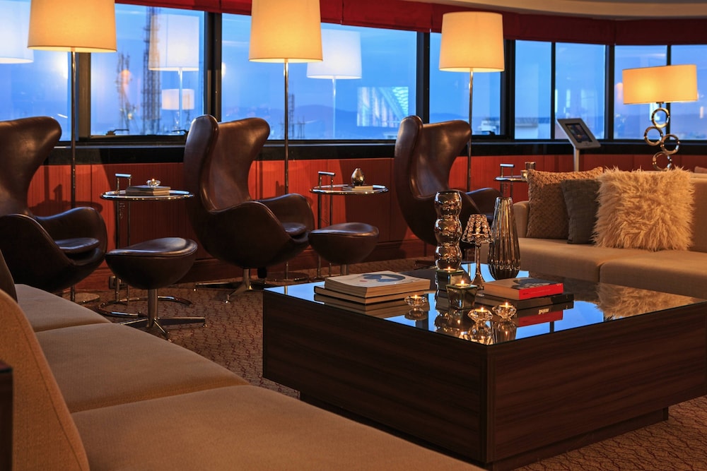 Club Room, 1 King Bed thumbnail 5
