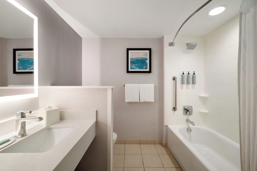 Room, 2 Queen Beds, Partial Ocean View - Photo 7