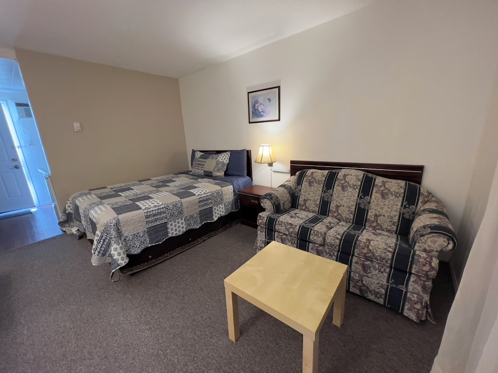 Premier Room, 1 Queen Bed, Kitchenette (2nd Floor) photo 3