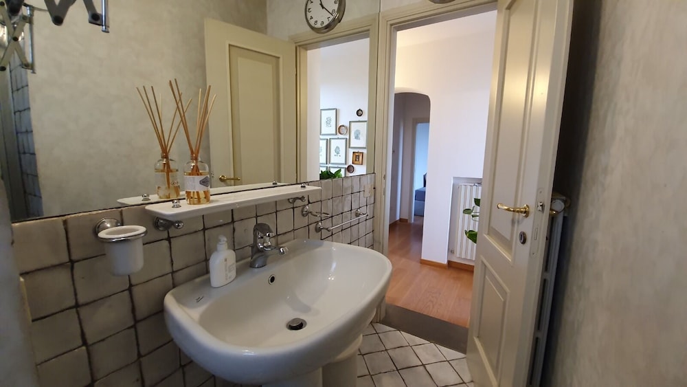 Twin Room, 2 Twin Beds, Shared Bathroom photo 3