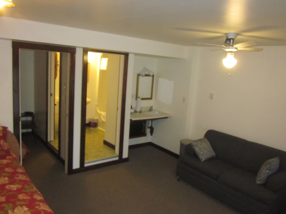 Standard Suite, Refrigerator & Microwave, River View (Evergreen) photo 3