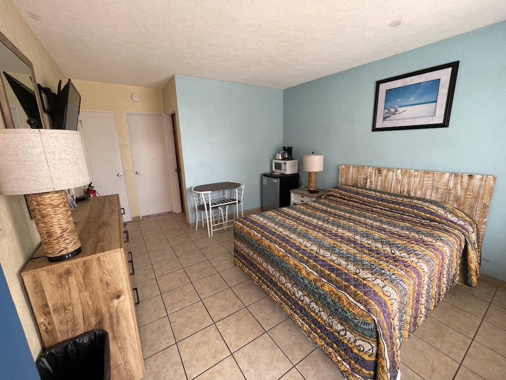Standard Double Room, Multiple Beds, Non Smoking, Private Bathroom (1 Queen Bed & 1 Double Bed) photo 1