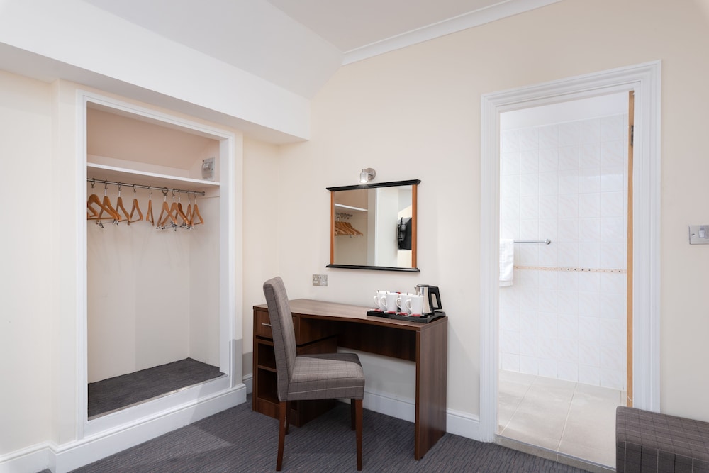 Standard Room, Multiple Beds, Non Smoking photo 2