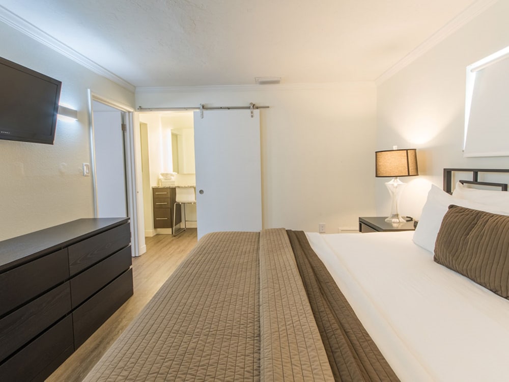 Deluxe Suite, 1 King Bed - Photo 2