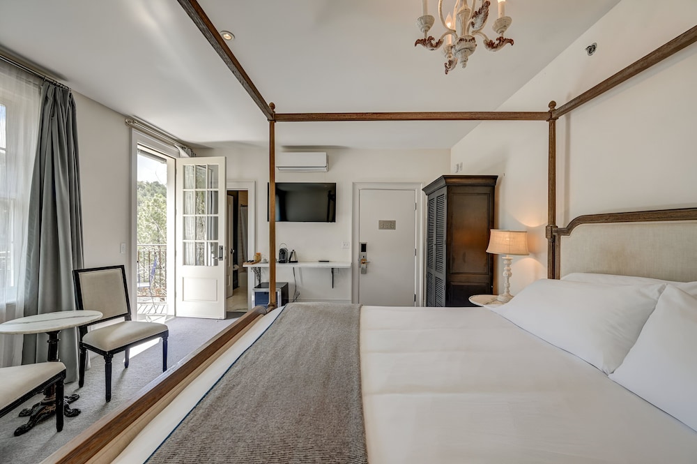 Room, 1 King Bed (Riverfront)