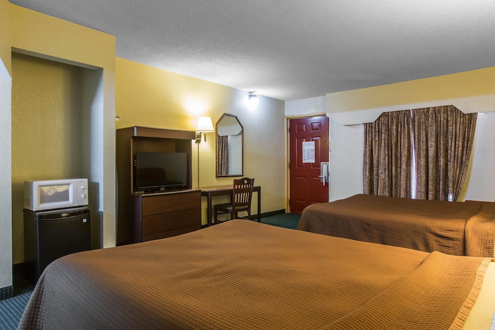 Standard Room, 2 Double Beds, Smoking - Photo 1