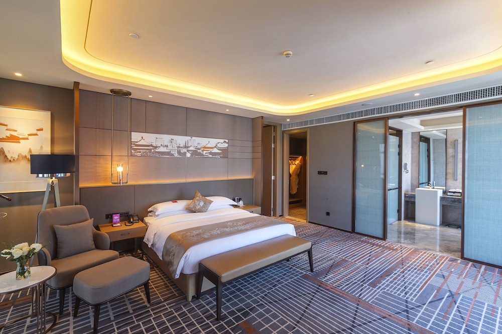 Superior Suite, 1 King Bed photo 3