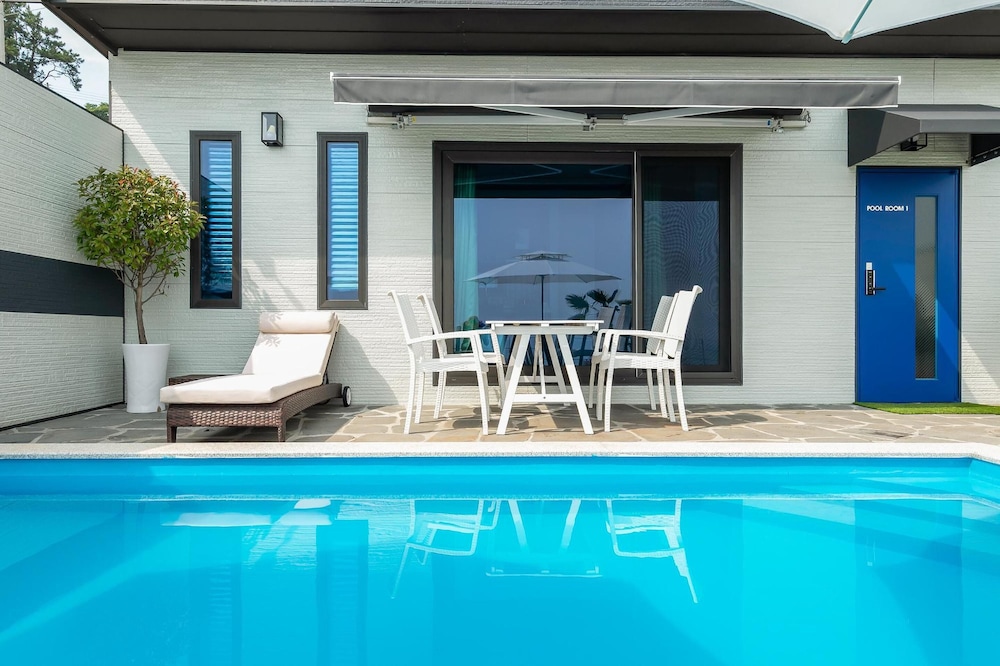 Basic Room, 1 Bedroom (Pool Room 1) photo 2