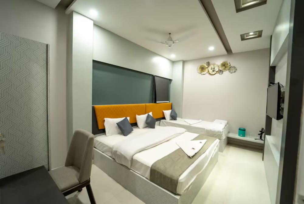 Deluxe Triple Room, City View