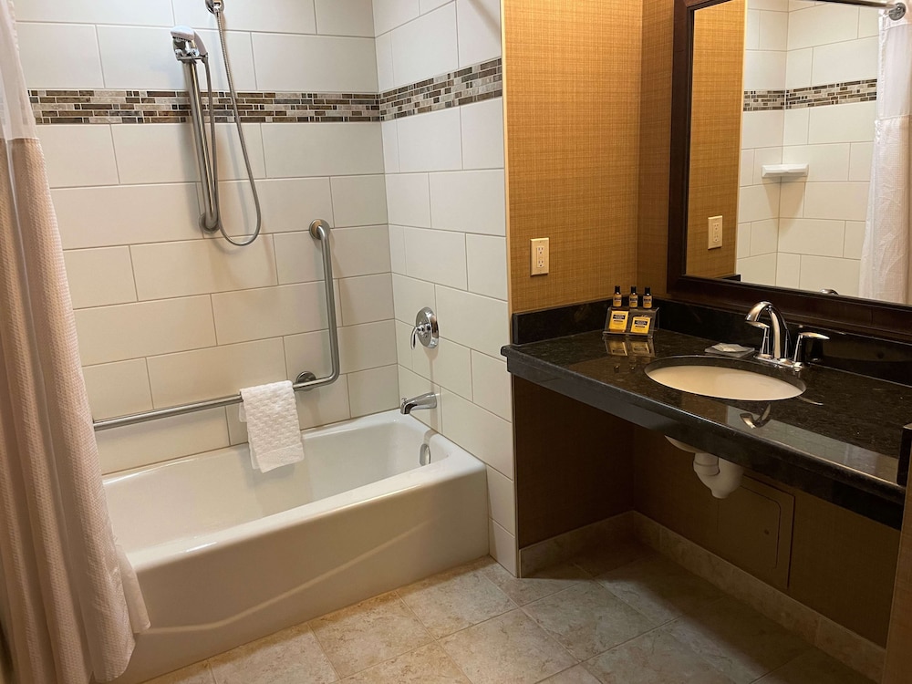 Standard Room, 1 King Bed, Accessible, Bathtub photo 3