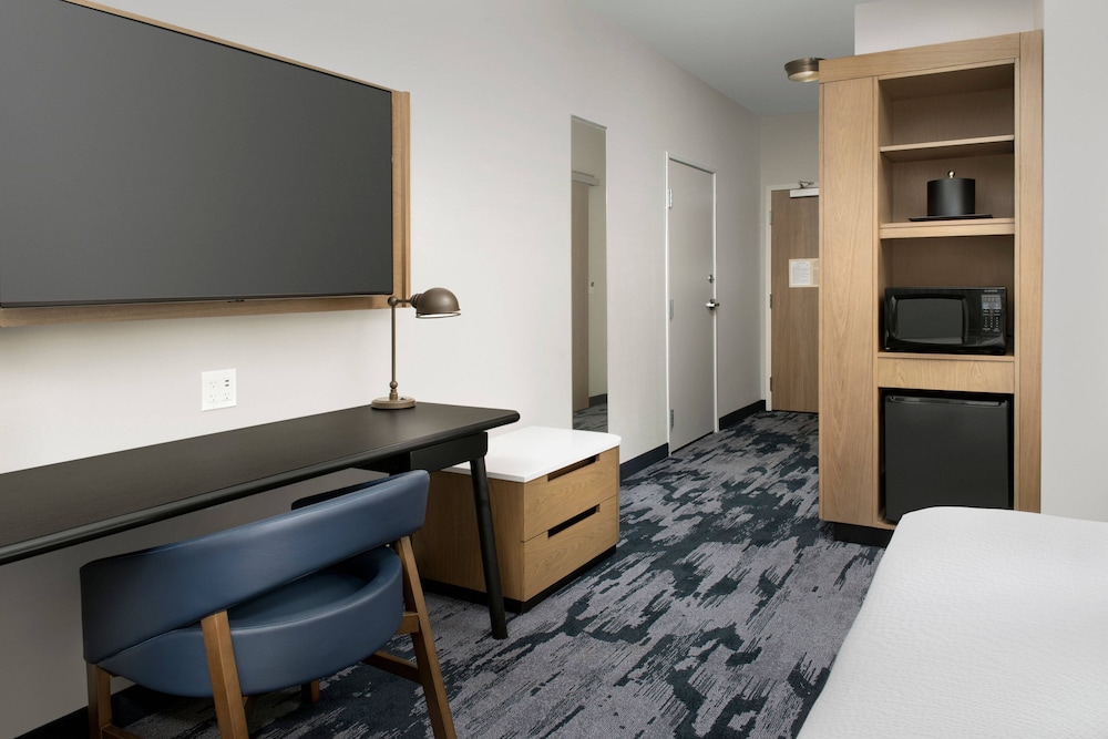 Room, 1 King Bed (Mobility/Hearing Access, Roll-In Shwr) - Photo 3