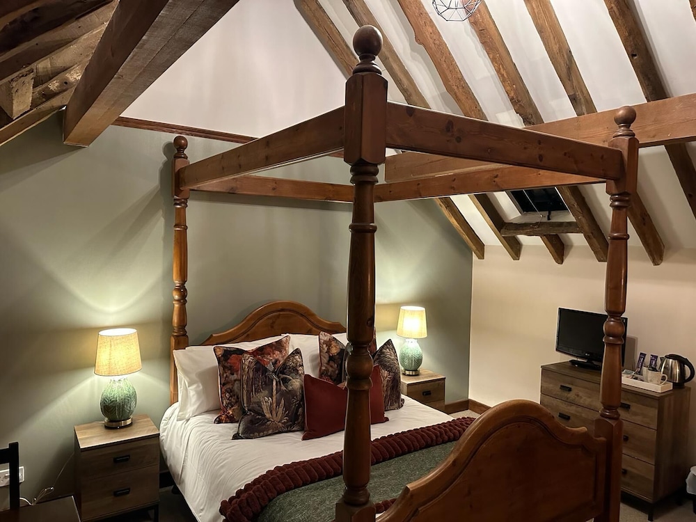 Superior Double Room, Ensuite (Four Poster) photo 3