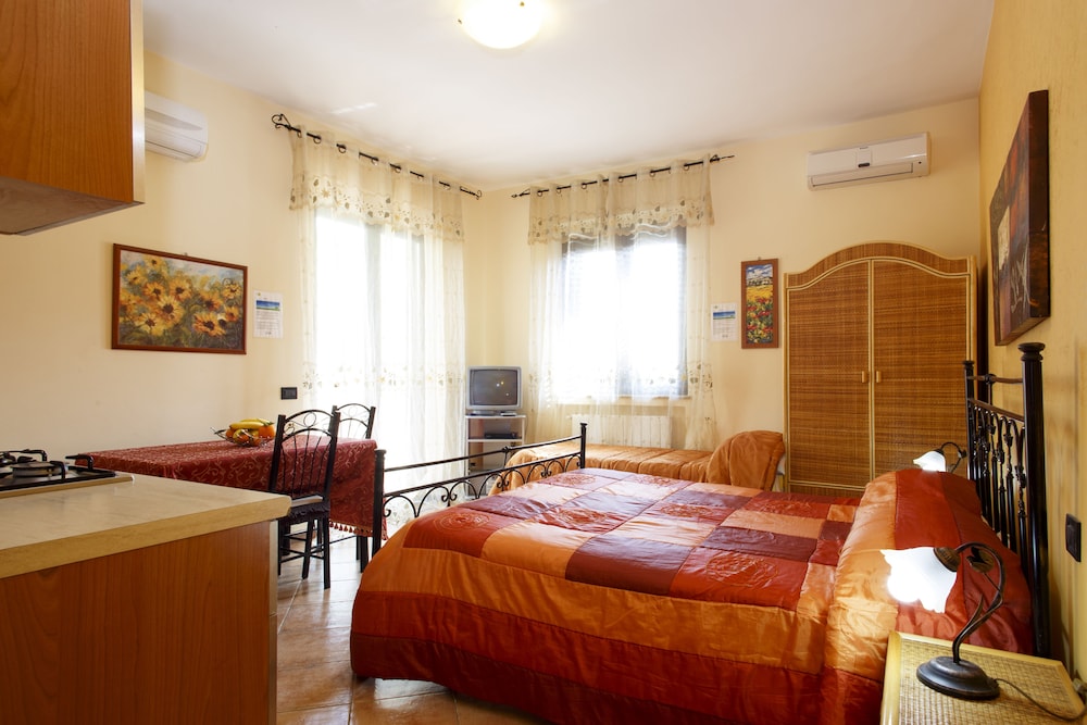 Deluxe Studio, Multiple Beds, Terrace, Garden View