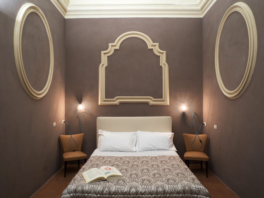 Deluxe Room, 1 King Bed, Ensuite photo 3