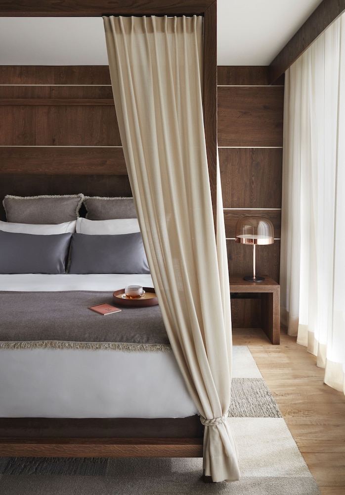 Royal Suite, 1 King Bed, Mountain View