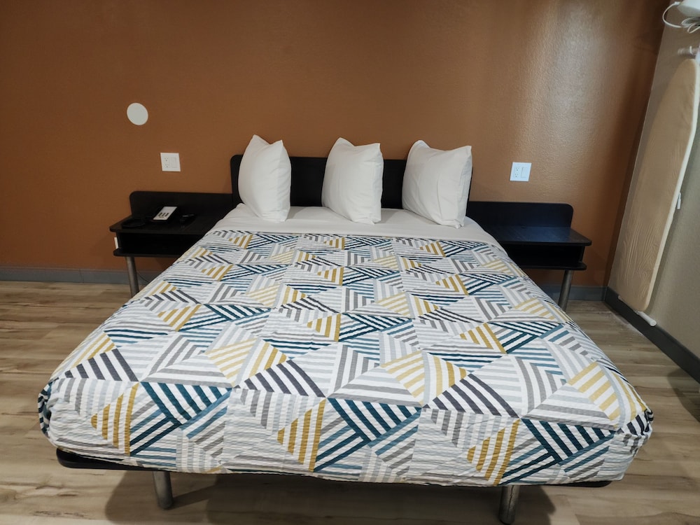Standard Room, 1 Queen Bed, Non Smoking, Kitchenette - Photo 1