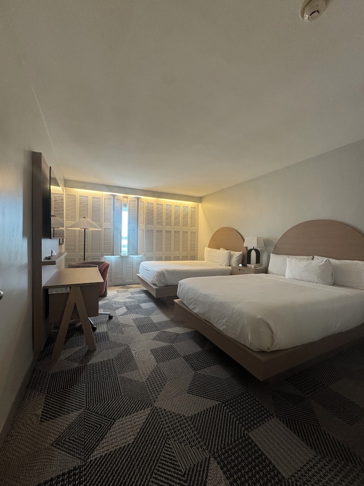 Standard Room, 2 Queen Beds - Photo 3