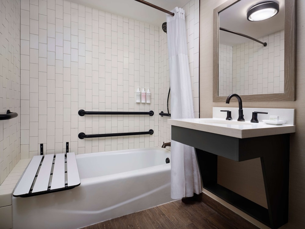 Room, 2 Queen Beds, Accessible, Bathtub - Photo 5