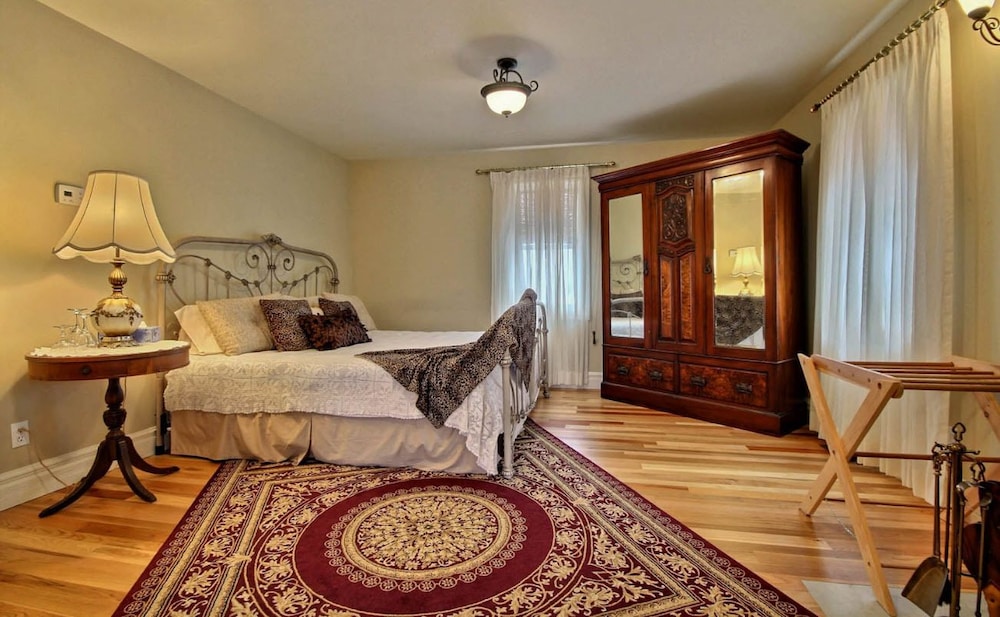 Deluxe Room, 1 King Bed, Ensuite photo 2